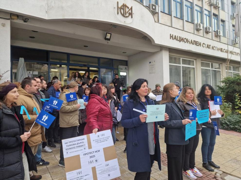 Работещи в Националния статистически институт (НСИ) излязоха на протест пред