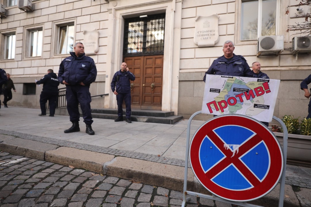 <p>Вълна от недоволство заля столицата заради новите цени за синя и зелена зона, които трябва да влязат в сила от 5 януари следващата година. Днес в София граждани изразиха позицията си срещу измененията в наредбата за паркиране.</p>