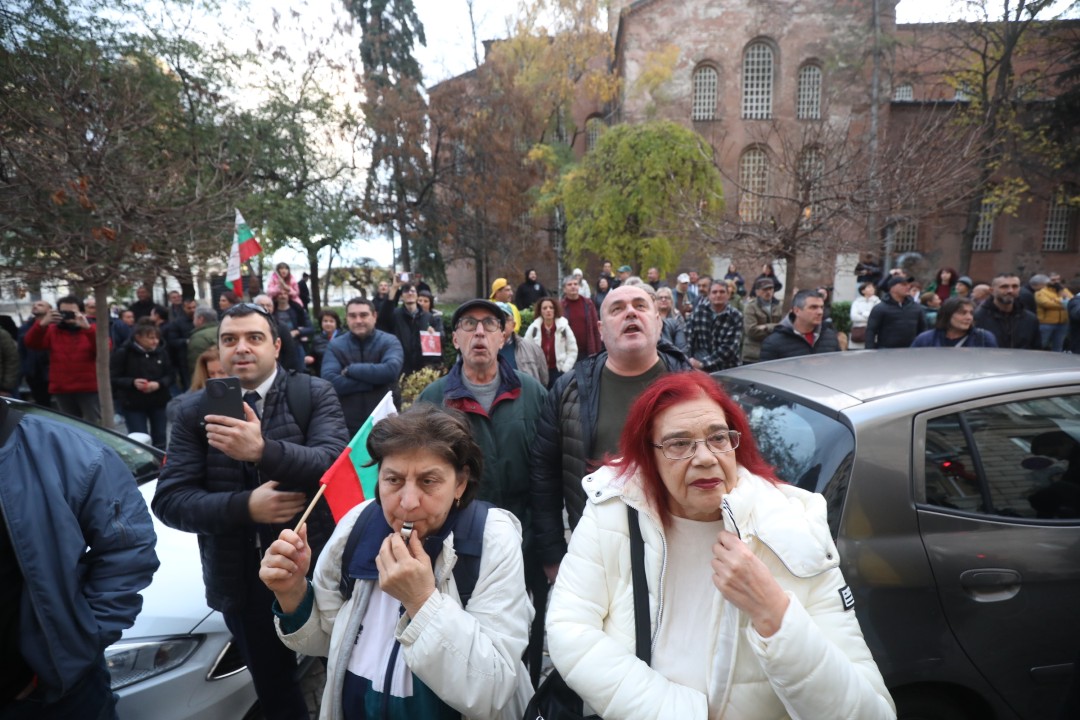 <p>Вълна от недоволство заля столицата заради новите цени за синя и зелена зона, които трябва да влязат в сила от 5 януари следващата година. Днес в София граждани изразиха позицията си срещу измененията в наредбата за паркиране.</p>