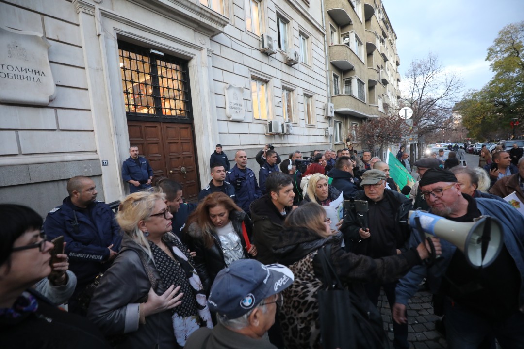 <p>Вълна от недоволство заля столицата заради новите цени за синя и зелена зона, които трябва да влязат в сила от 5 януари следващата година. Днес в София граждани изразиха позицията си срещу измененията в наредбата за паркиране.</p>