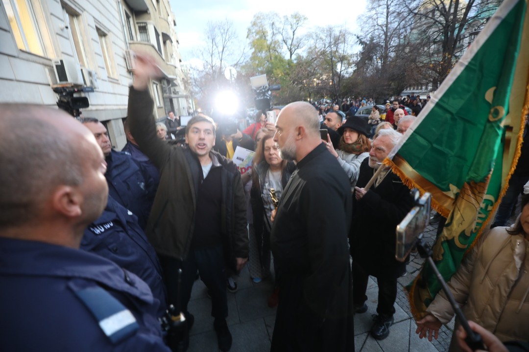 <p>Вълна от недоволство заля столицата заради новите цени за синя и зелена зона, които трябва да влязат в сила от 5 януари следващата година. Днес в София граждани изразиха позицията си срещу измененията в наредбата за паркиране.</p>