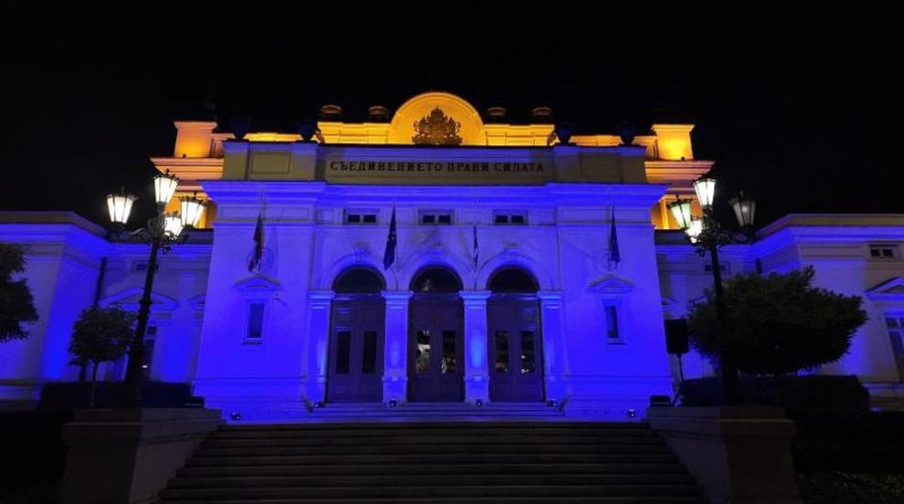 Bolgarska narodna skupščina osvetljena v modri barvi ob obletnici Konvencije Združenih narodov o otrokovih pravicah, v Perniku pa stavbo Minne direkcije