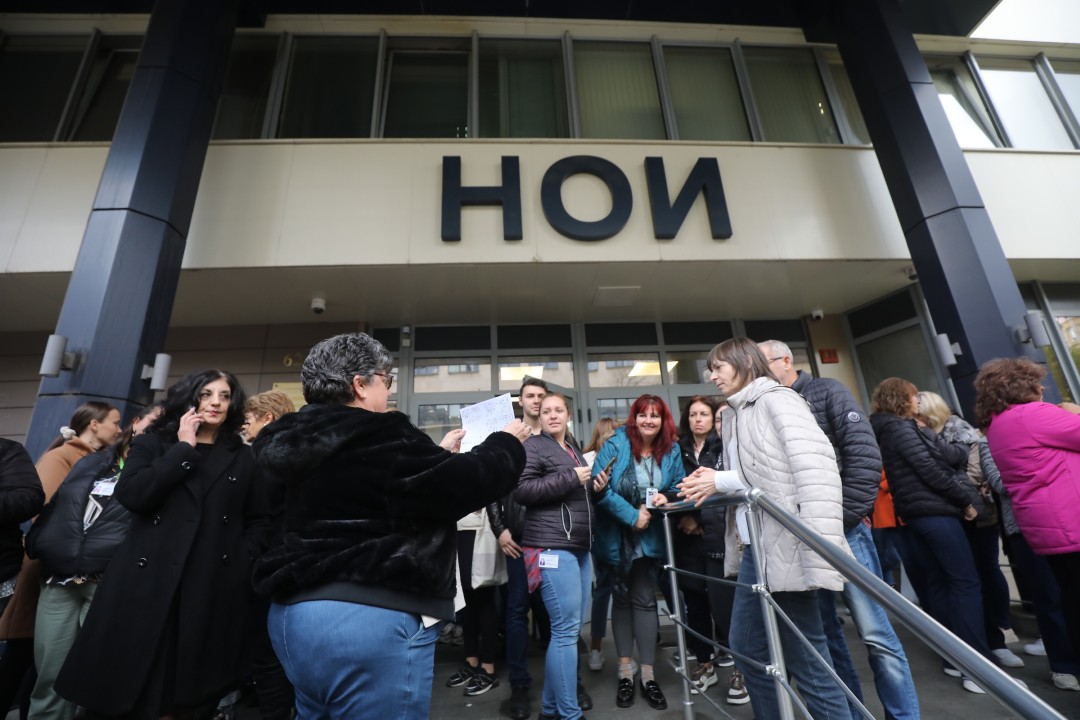 <p>Работещи в НОИ излязоха на протест пред централната сграда на института и пред НОИ &ndash; София с искания за 20% увеличение на общия фонд за възнаграждения и за справедливо разпределяне на средствата между служителите с по-ниски и по-високи заплати.</p>