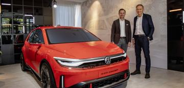 <p>Оливер Блуме (в дясно), ID. GTI Concept</p>