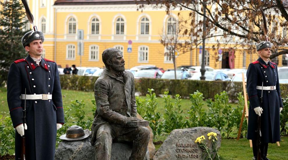 София отдава почит: Откриха паметник на Захарий Стоянов до Народното събрание (СНИМКИ)