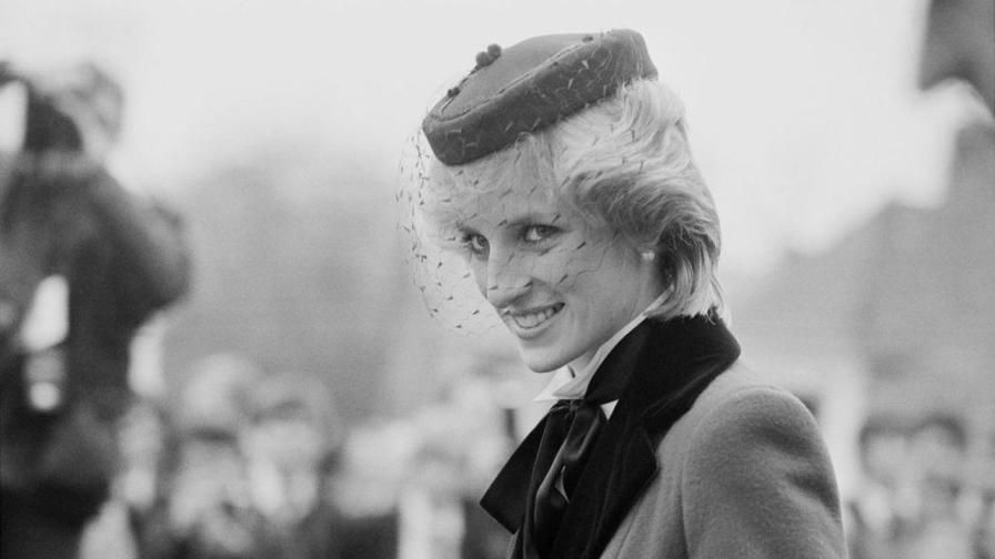 <p>Принцеса&nbsp;Даяна се &quot;завърна&quot; в Париж</p>