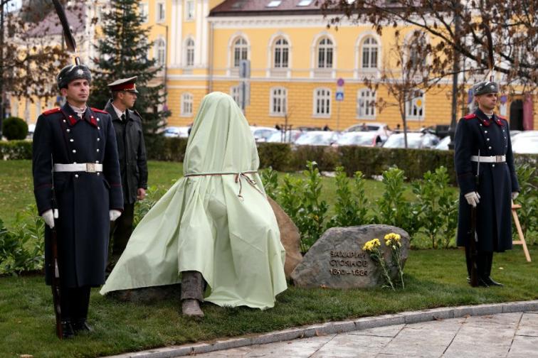 Откриха паметник на Захарий Стоянов до историческата сграда на Народното