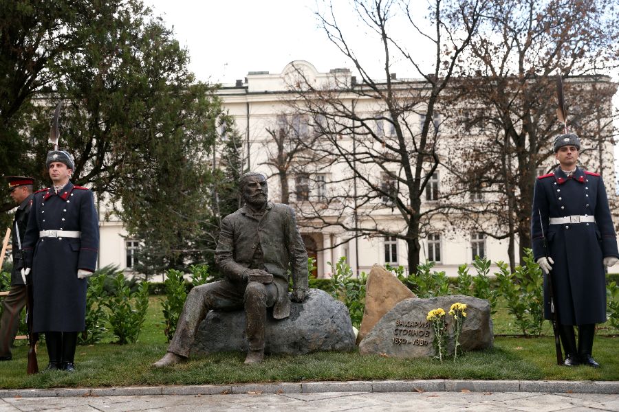 <p>Откриха паметник на Захарий Стоянов до историческата сграда на Народното събрание.</p>