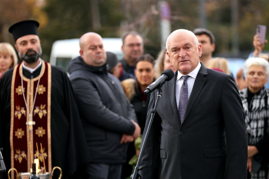 <p>Откриха паметник на Захарий Стоянов до историческата сграда на Народното събрание.</p>