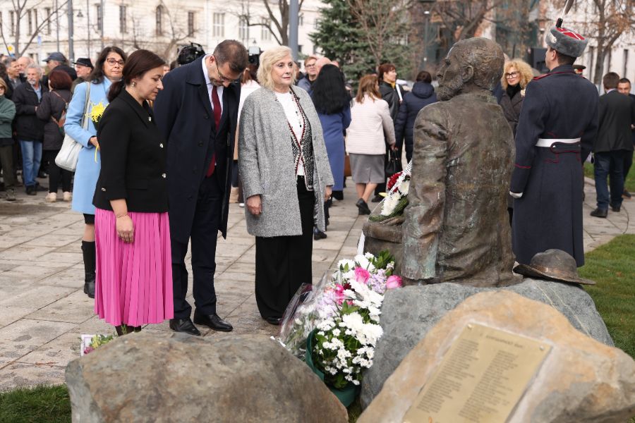 <p>Откриха паметник на Захарий Стоянов до историческата сграда на Народното събрание.</p>