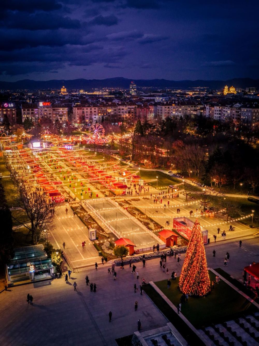 Столична община даде своеобразен старт на коледните празници в града с откриването на Sofia Christmas Fest