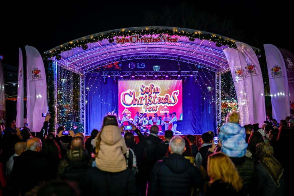 Столична община даде своеобразен старт на коледните празници в града с откриването на Sofia Christmas Fest