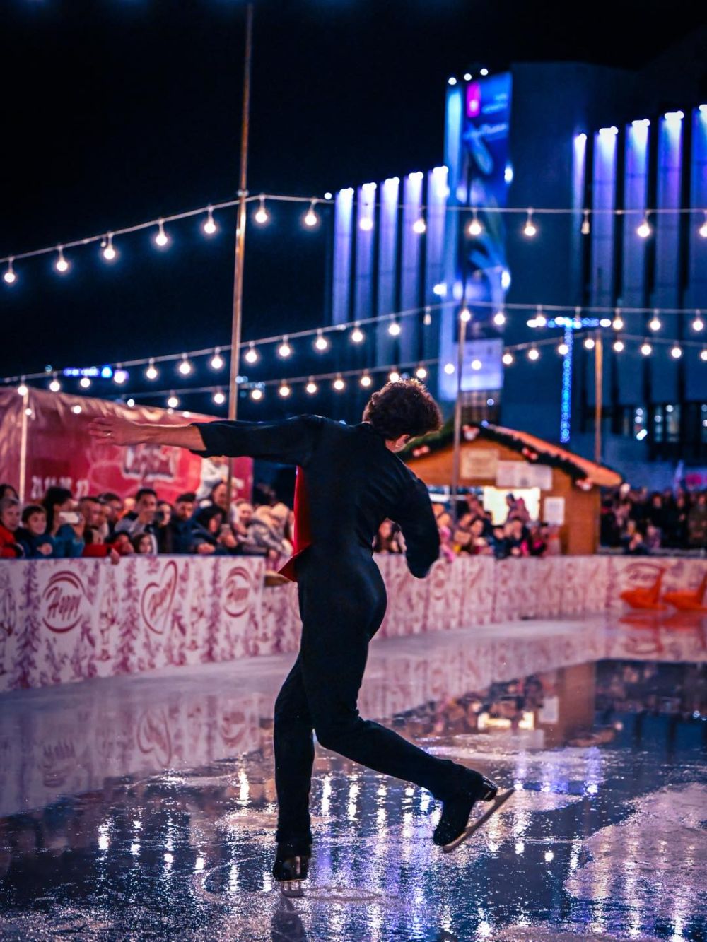 Столична община даде своеобразен старт на коледните празници в града с откриването на Sofia Christmas Fest