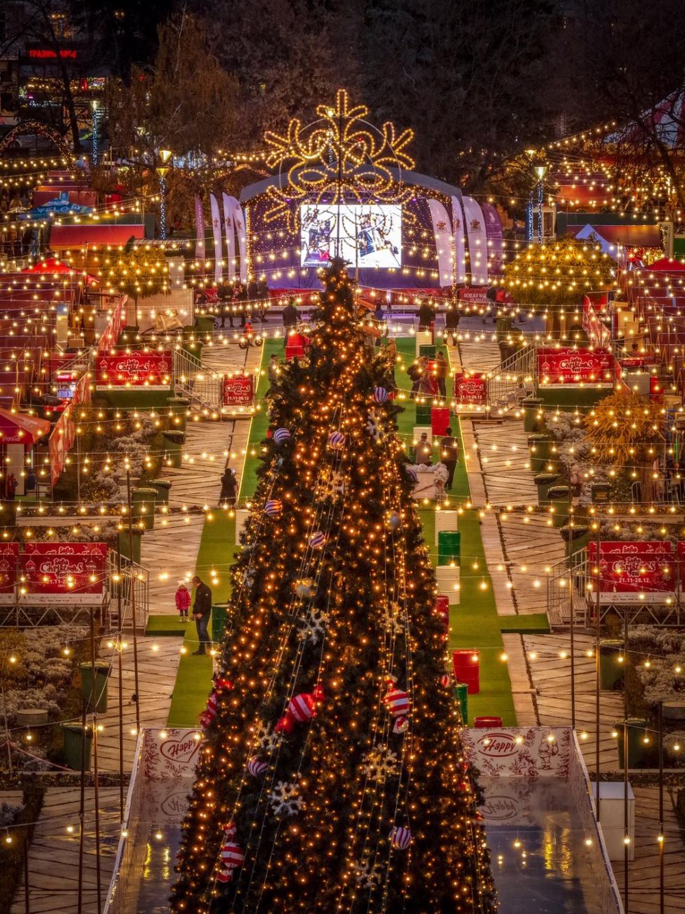 Столична община даде своеобразен старт на коледните празници в града с откриването на Sofia Christmas Fest