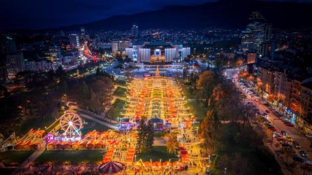 Коледната приказка в София започна: Празничният дух изпълни сърцето на града (СНИМКИ)