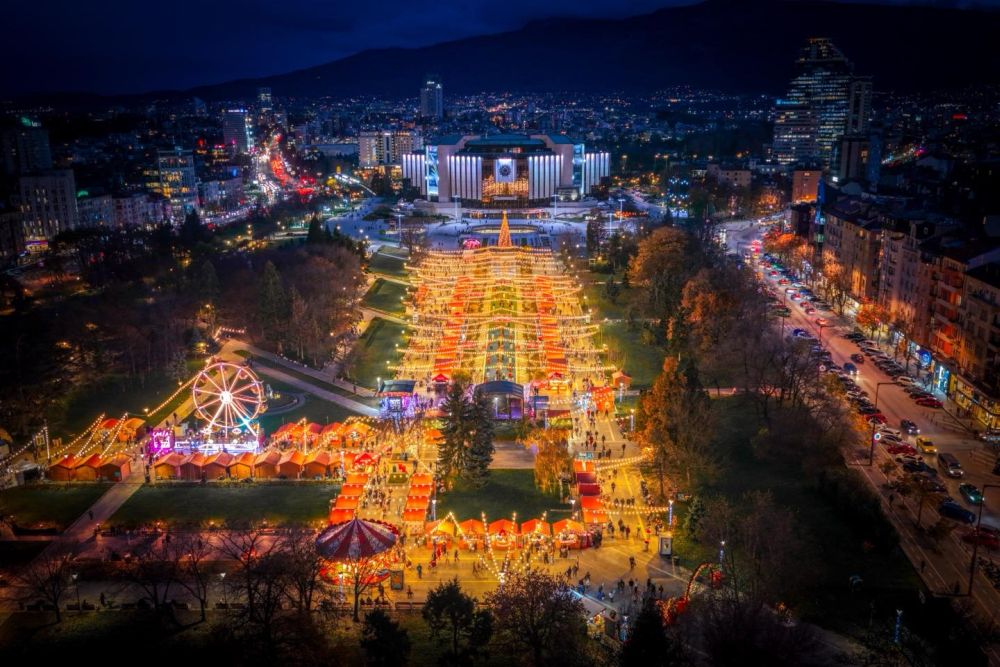 Столична община даде своеобразен старт на коледните празници в града с откриването на Sofia Christmas Fest