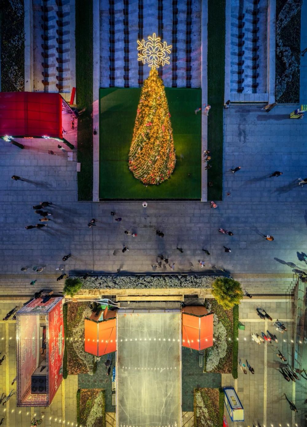 Столична община даде своеобразен старт на коледните празници в града с откриването на Sofia Christmas Fest