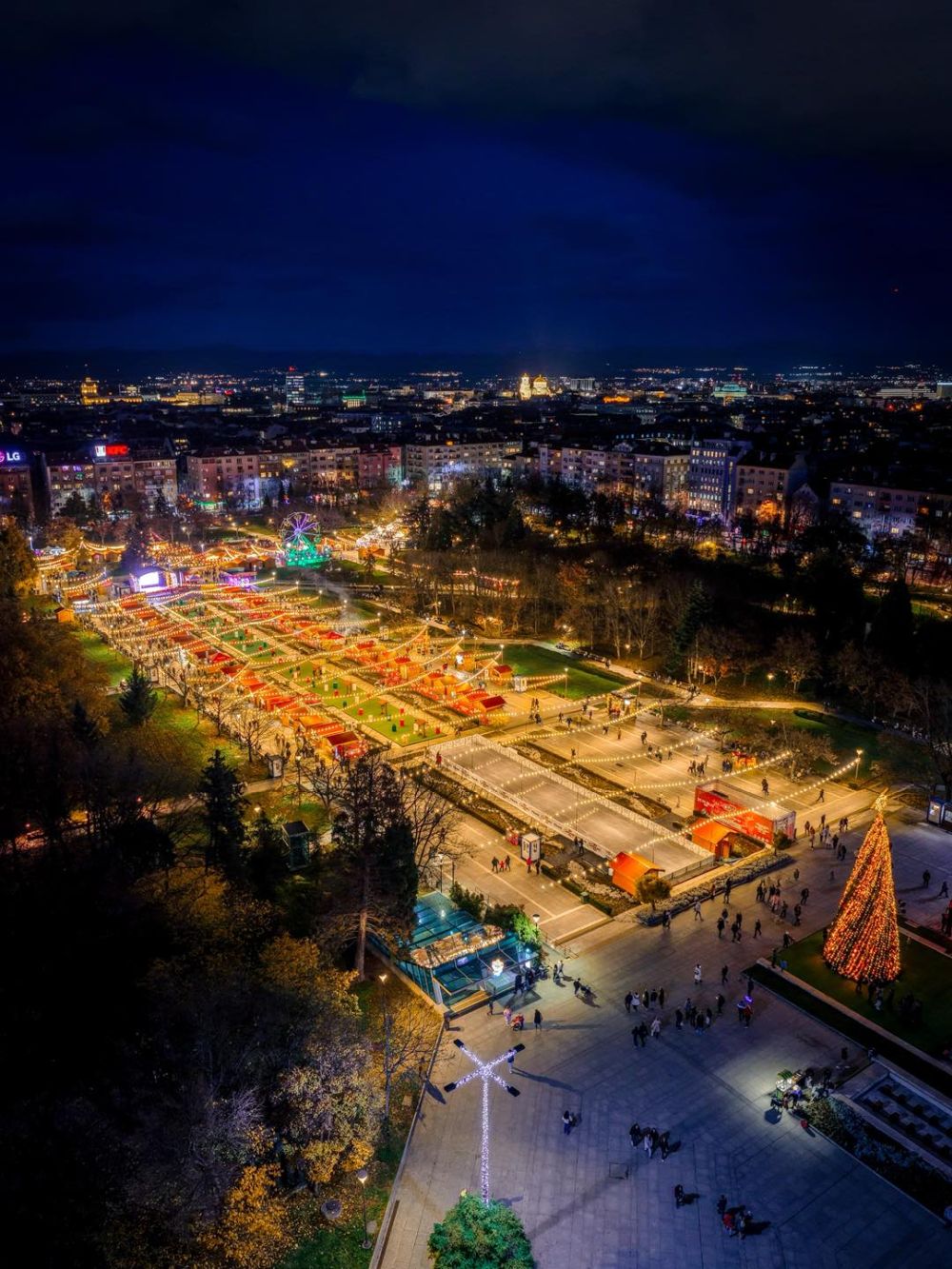 Столична община даде своеобразен старт на коледните празници в града с откриването на Sofia Christmas Fest