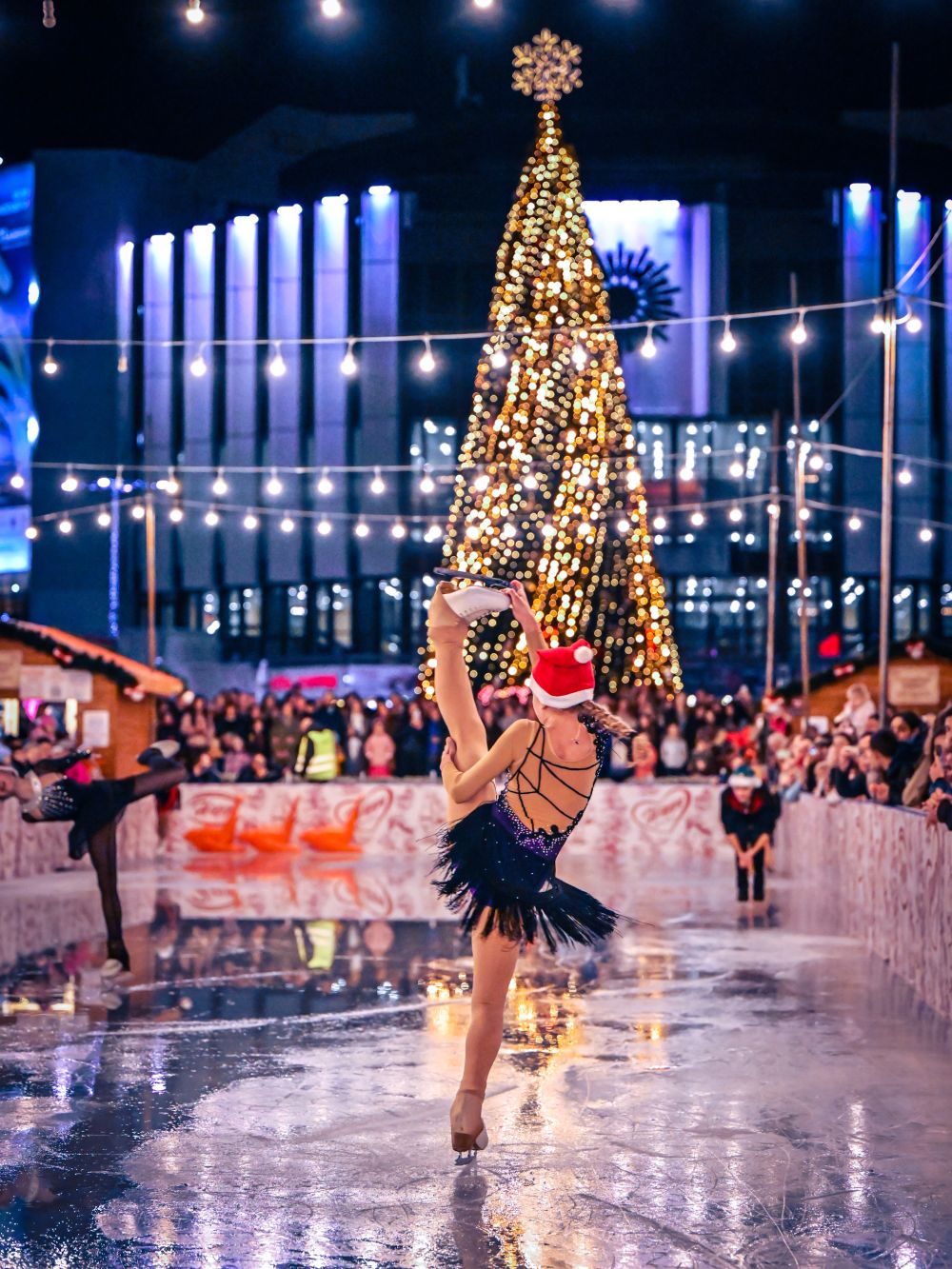 Столична община даде своеобразен старт на коледните празници в града с откриването на Sofia Christmas Fest