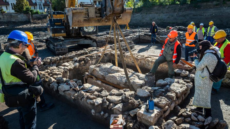 Саркофаг на 1700 г. с останки на млада жена бе открит в Будапеща