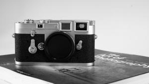 Фотоапарат на папа Франциск предизвика фурор: Продадоха го за 6,5 млн. евро (СНИМКИ)