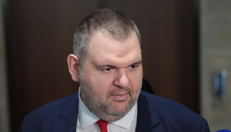 пеевски - Пеевски: Ще атакуваме в съда двойното поскъпване на паркирането в София