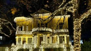 Коледна магия: Къщата с ягодите засия за идващите празници (СНИМКИ)