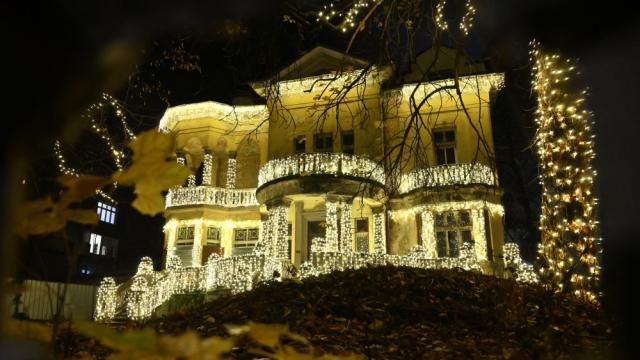 Коледна магия: Къщата с ягодите засия за идващите празници (СНИМКИ)