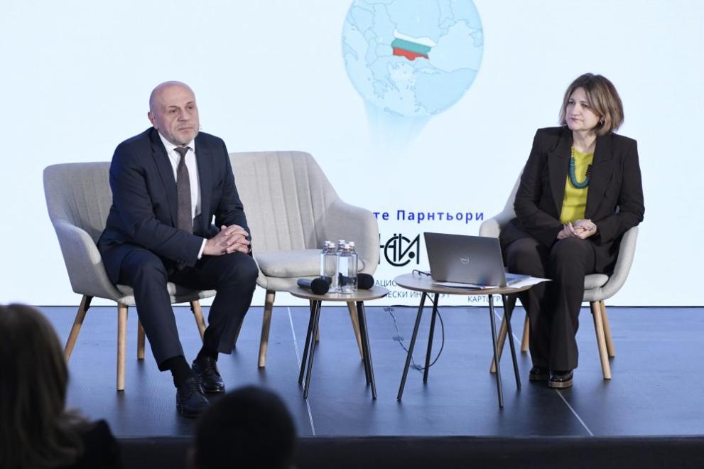 Томислав Дончев и досегашната шефка на БАИ Мила Ненова