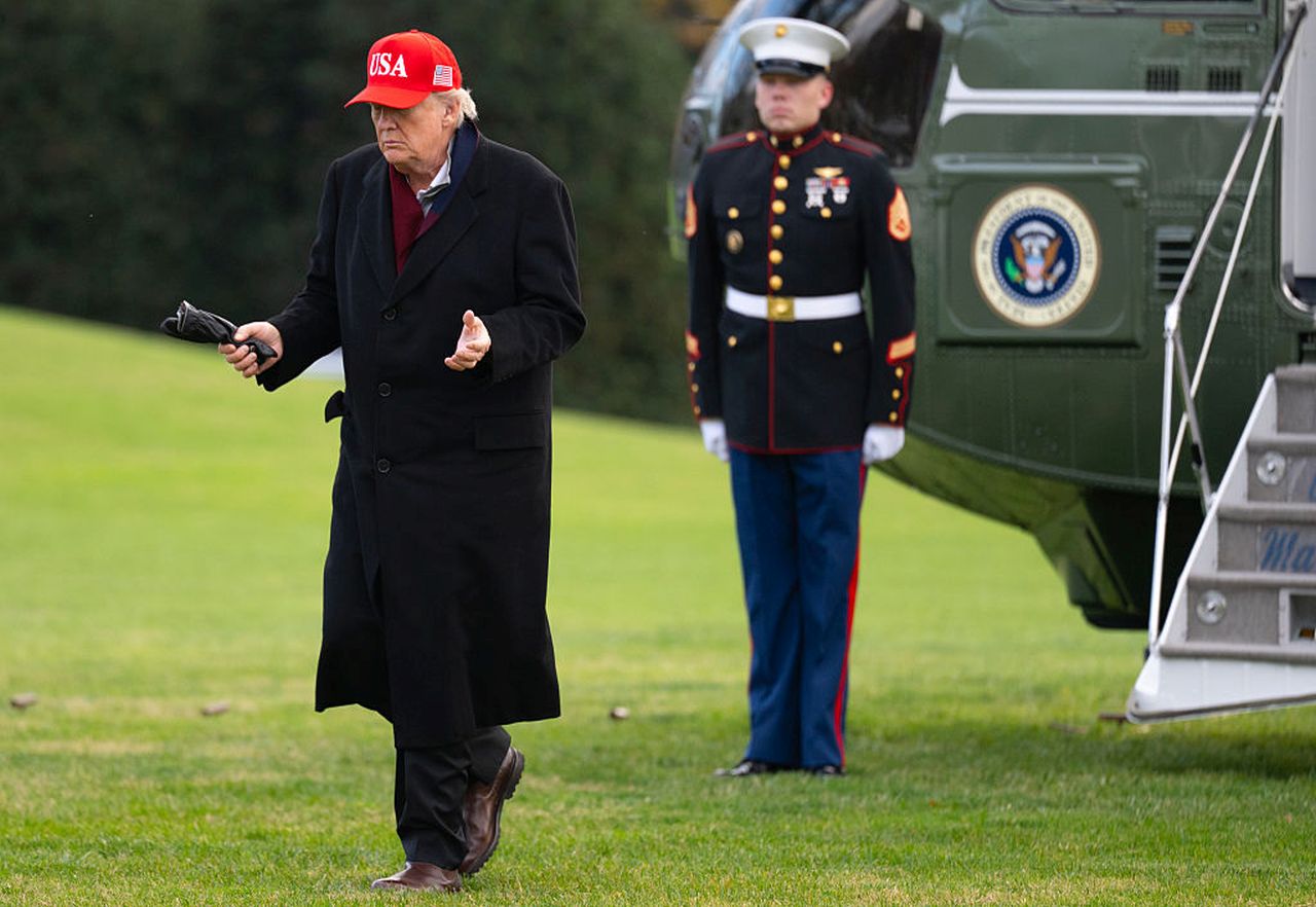 <p>Президентът на САЩ Доналд Тръмп пристигна на южната поляна на Белия дом на 22 ноември 2025 г. във Вашингтон, окръг Колумбия. Тръмп посети Joint Base Andrews в окръг Принс Джордж, Мериленд, за да обиколи голф игрището, разположено в базата</p>