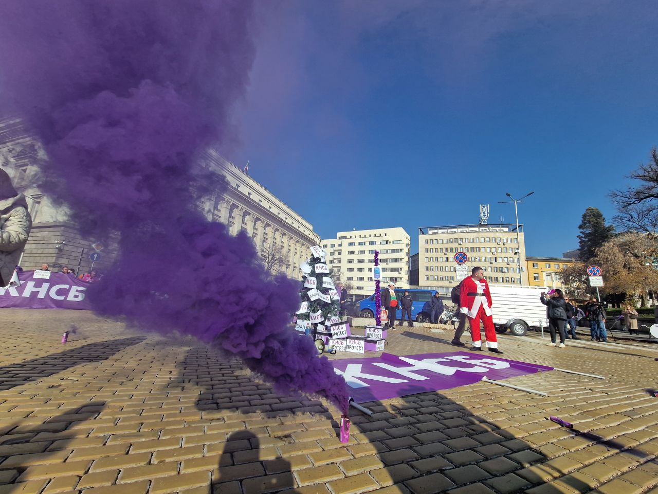 <p>С призив &bdquo;НЕ на разединението на работещите! ДА на по-високите доходи!&ldquo; членове на КНСБ се събраха на протест пред служебния вход на Народното събрание. Акцията е във връзка с приемането на държавния бюджет за 2026 г.</p>