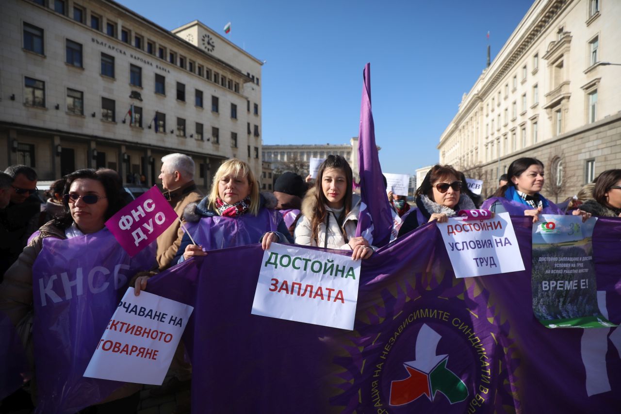 <p>С призив &bdquo;НЕ на разединението на работещите! ДА на по-високите доходи!&ldquo; членове на КНСБ се събраха на протест пред служебния вход на Народното събрание. Акцията е във връзка с приемането на държавния бюджет за 2026 г.</p>