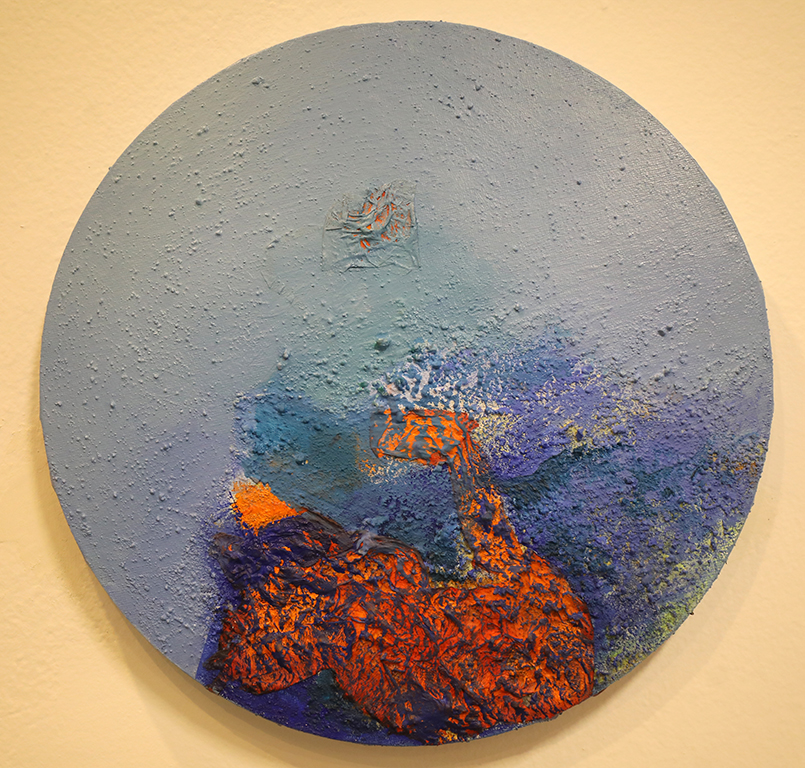 <p>Там където се иска да се постигне по-въздействащ ефект, включва в изпълнението и различни видове текстили, за разделяне на пространствените планове.</p>