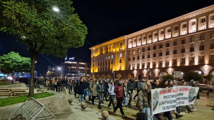 Със скандирания "оставка и промяна": Приключи протестът на медиците в София