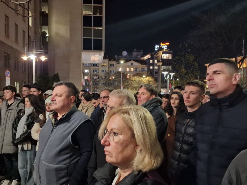 <p>Протестиращи студенти по медицина и лекари специализанти блокираха движението на Орлов мост.</p>