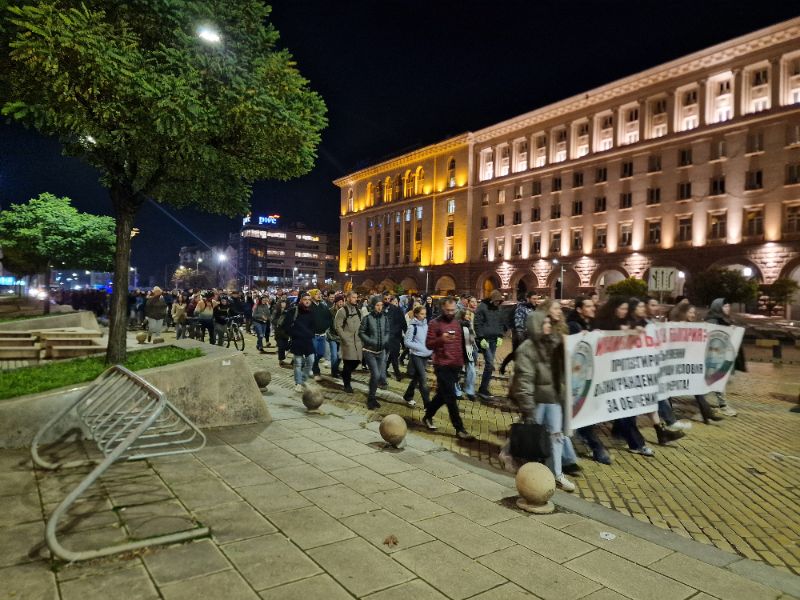 <p>Протестиращи студенти по медицина и лекари специализанти блокираха движението на Орлов мост.</p>