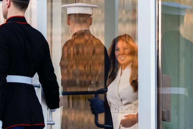 Мелания Тръмп посрещна коледното дърво на Белия дом