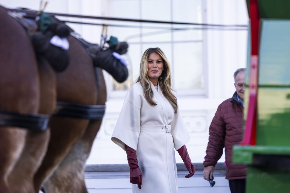 Първата дама Мелания Тръмп посрещна тазгодишното официално коледно дърво на Белия дом