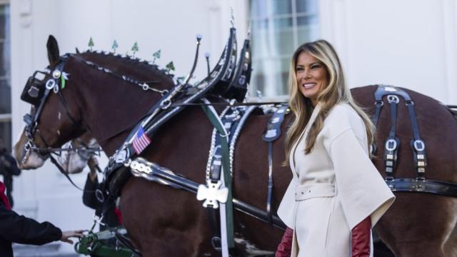 Мелания Тръмп се завърна към любимата си традиция – посрещна коледното дърво на Белия дом (СНИМКИ)