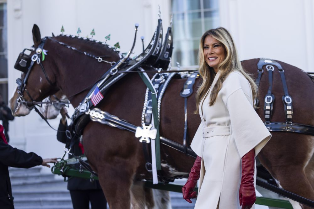 Първата дама Мелания Тръмп посрещна тазгодишното официално коледно дърво на Белия дом