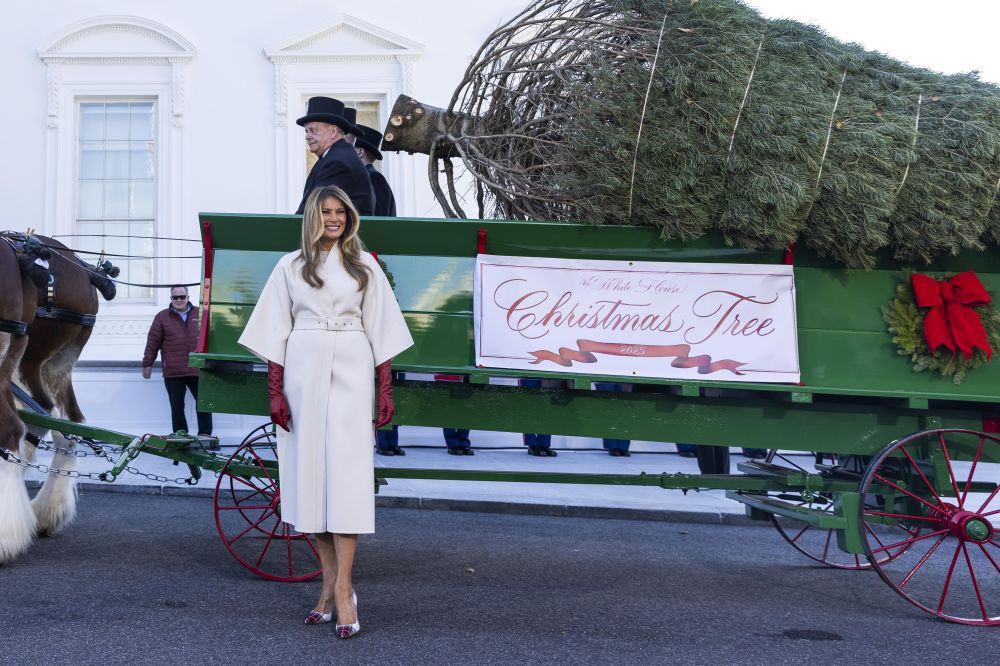 Първата дама Мелания Тръмп посрещна тазгодишното официално коледно дърво на Белия дом