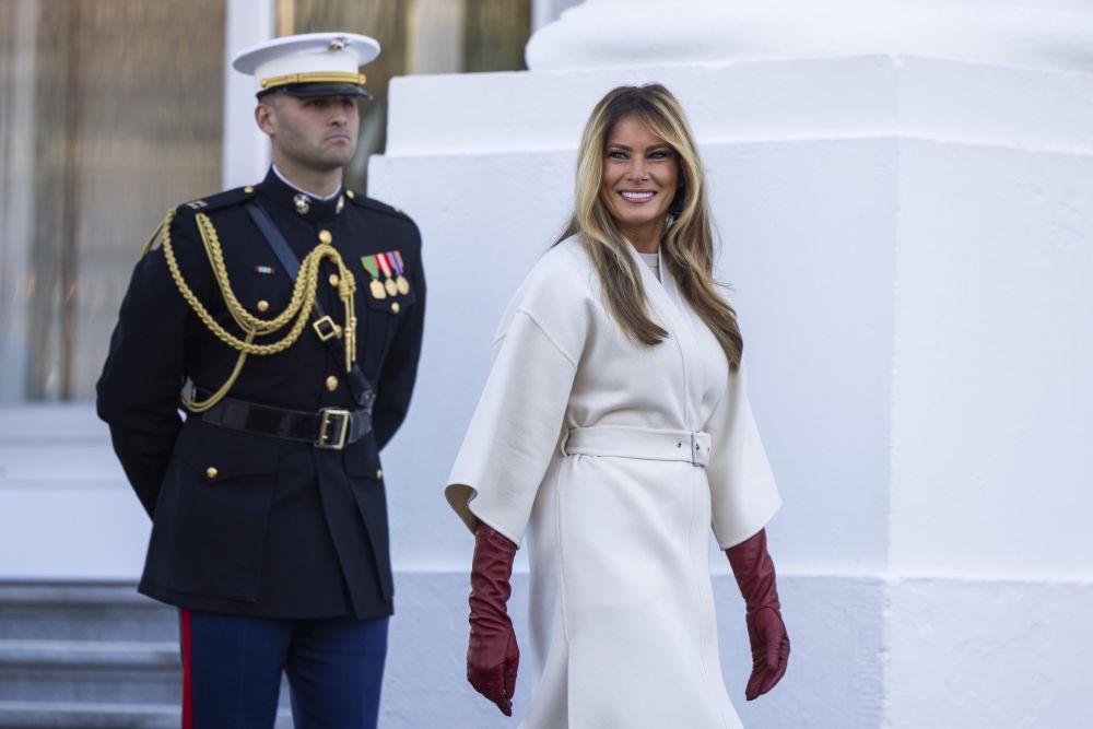 Първата дама Мелания Тръмп посрещна тазгодишното официално коледно дърво на Белия дом