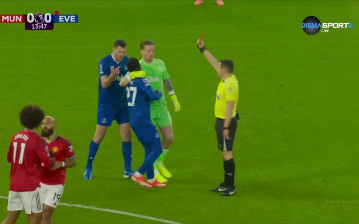 Не е истина! Това е един от най-скандалните червени картони в историята (видео)