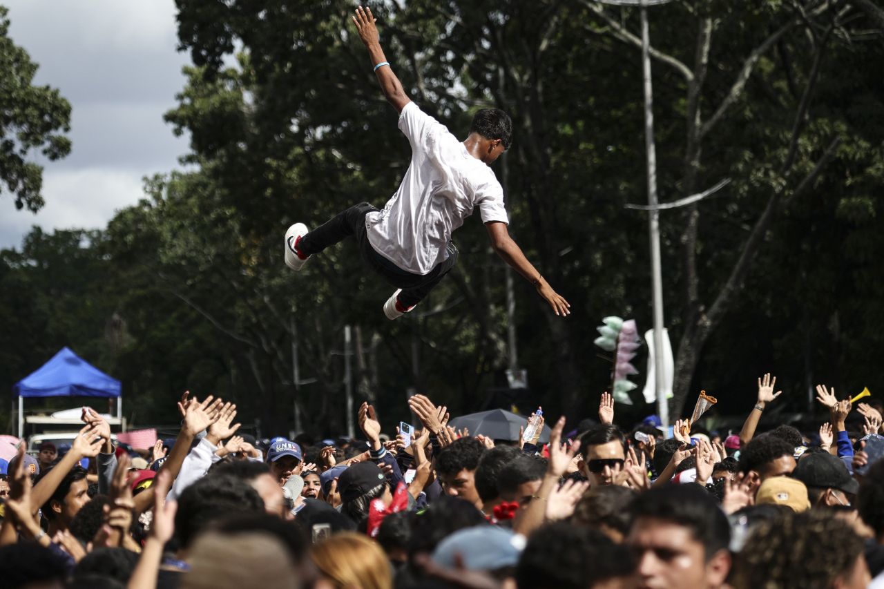 <p>Президентът Николас Мадуро танцува на студентския митинг в Каракас по време на празненствата за Деня на венецуелските студенти.</p>