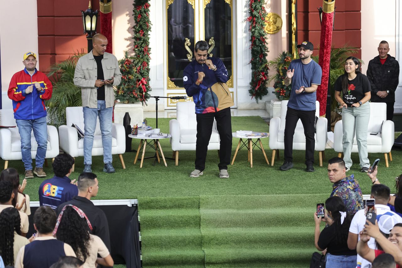 <p>Президентът Николас Мадуро танцува на студентския митинг в Каракас по време на празненствата за Деня на венецуелските студенти.</p>