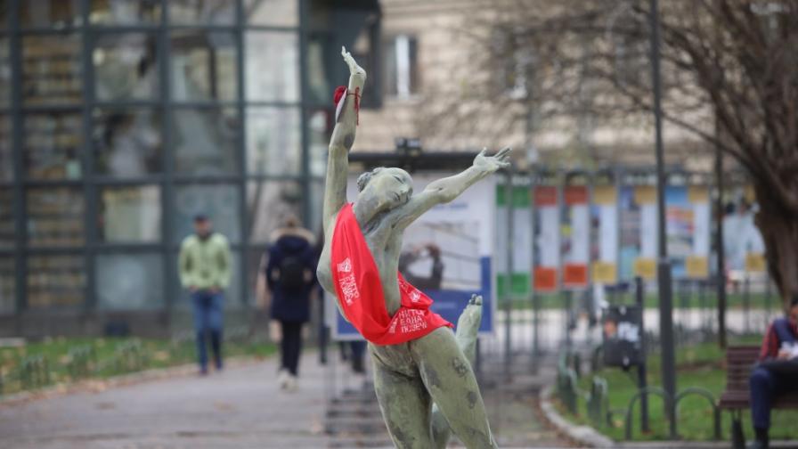 „Нито една повече“: Статуи в София станаха...