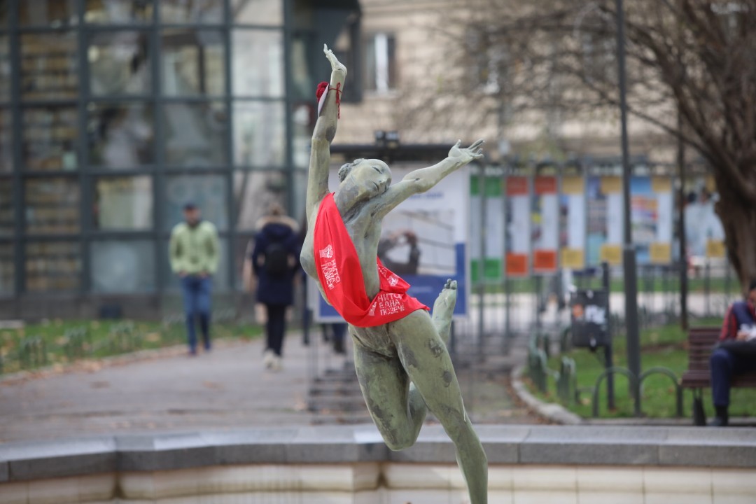 <p>Десетки статуи на женски фигури в София осъмнаха с червени ленти с надпис &quot;Нито една повече&quot; като част от инициативите за отбелязвания на 25 ноември Международен ден за премахване на насилието срещу жени и момичета.</p>