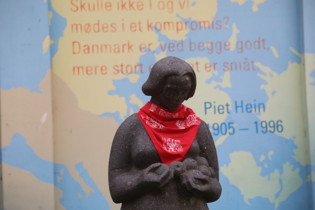 <p>Десетки статуи на женски фигури в София осъмнаха с червени ленти с надпис &quot;Нито една повече&quot; като част от инициативите за отбелязвания на 25 ноември Международен ден за премахване на насилието срещу жени и момичета.</p>