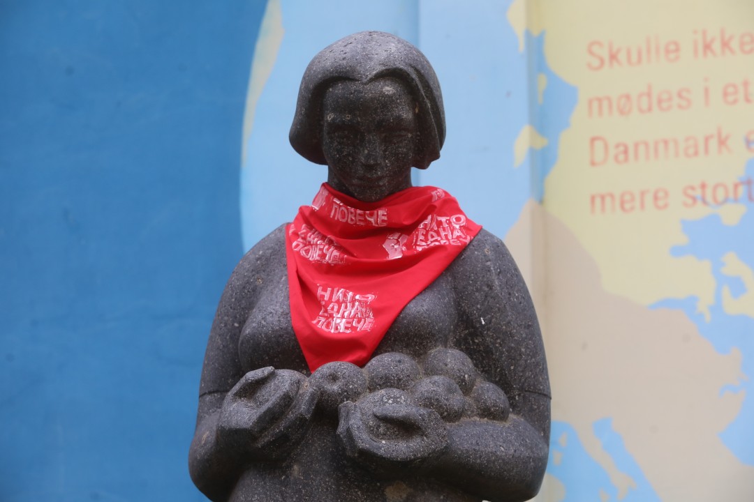 <p>Десетки статуи на женски фигури в София осъмнаха с червени ленти с надпис &quot;Нито една повече&quot; като част от инициативите за отбелязвания на 25 ноември Международен ден за премахване на насилието срещу жени и момичета.</p>