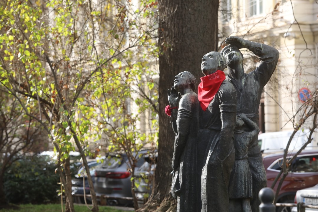 <p>Десетки статуи на женски фигури в София осъмнаха с червени ленти с надпис &quot;Нито една повече&quot; като част от инициативите за отбелязвания на 25 ноември Международен ден за премахване на насилието срещу жени и момичета.</p>